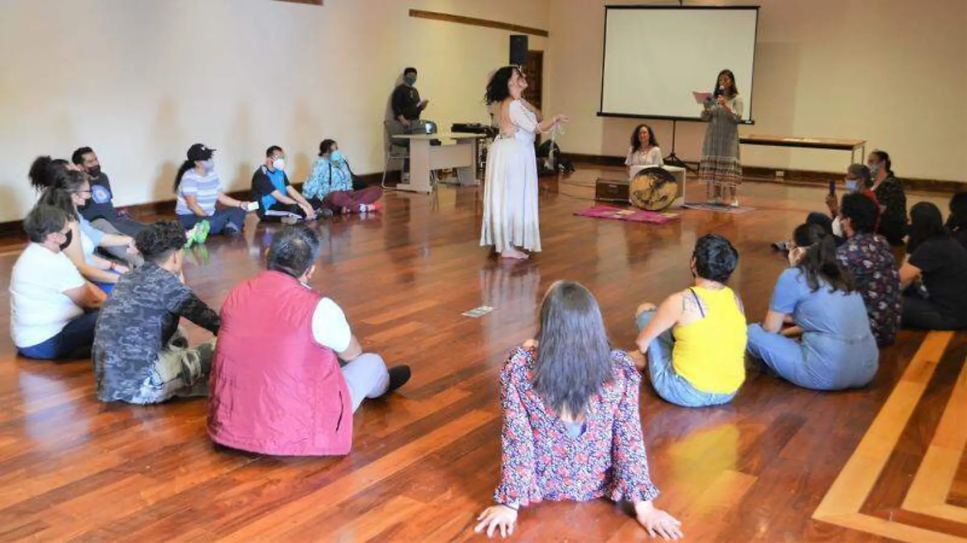 Georgina Mejía comparte sus técnicas para fusionar la literatura con la danza a través de los talleres que imparte en el Palacio de Cultura Cortesía Georgina Mejía Amador